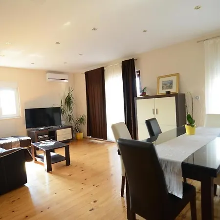 Emi Apartment Sukosan